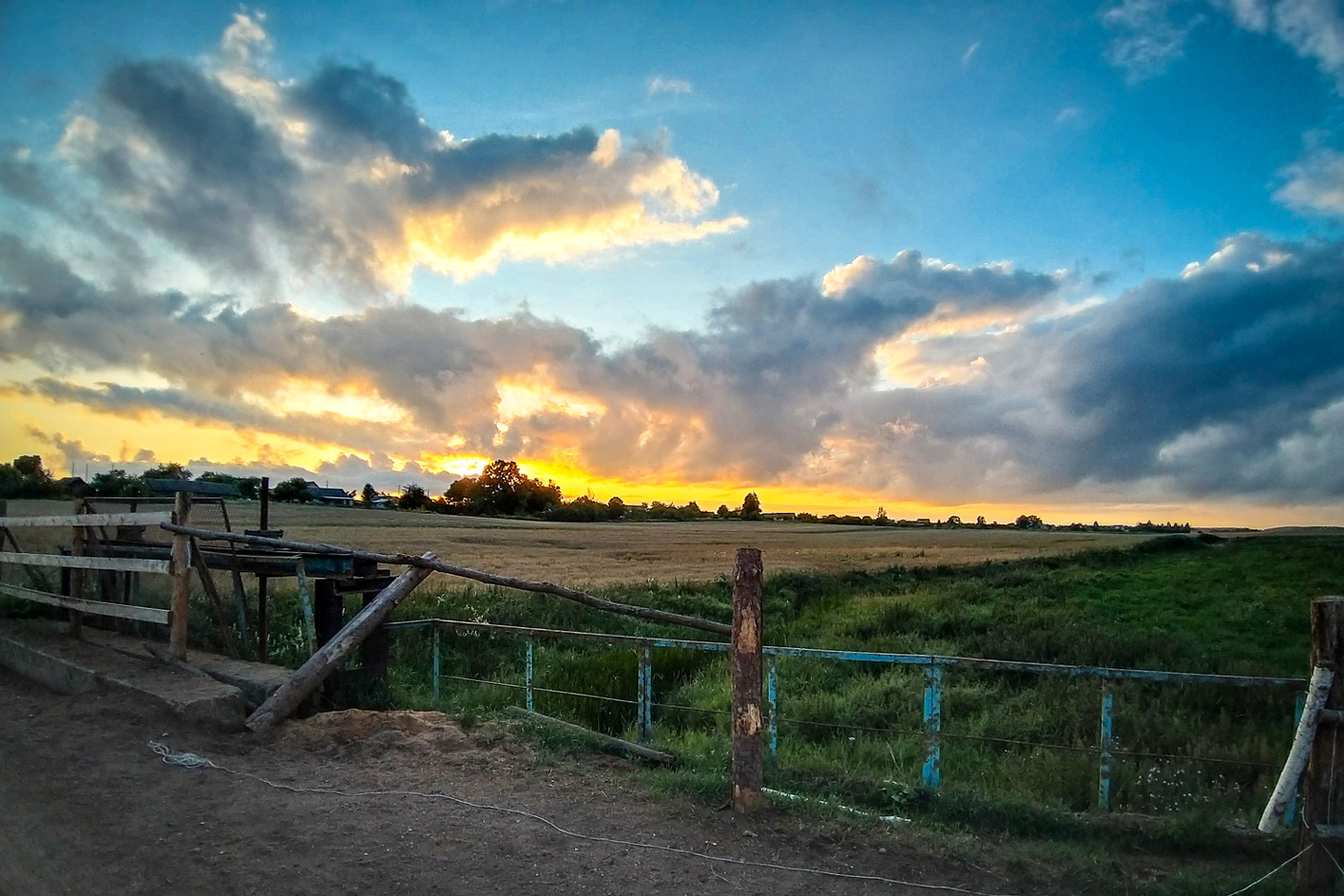 На краю села