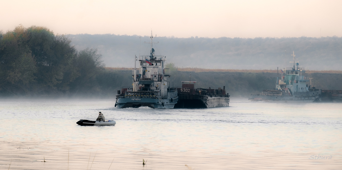 Буксиры трудятся.