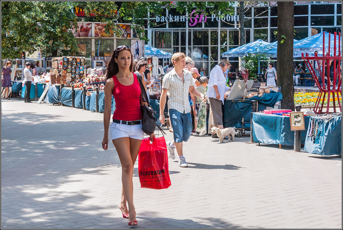 Шагает лето по бульвару.