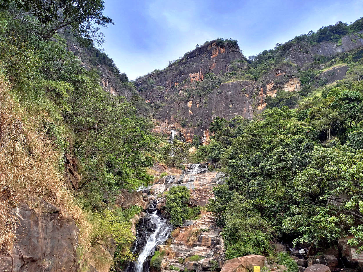 Водопад в горах
