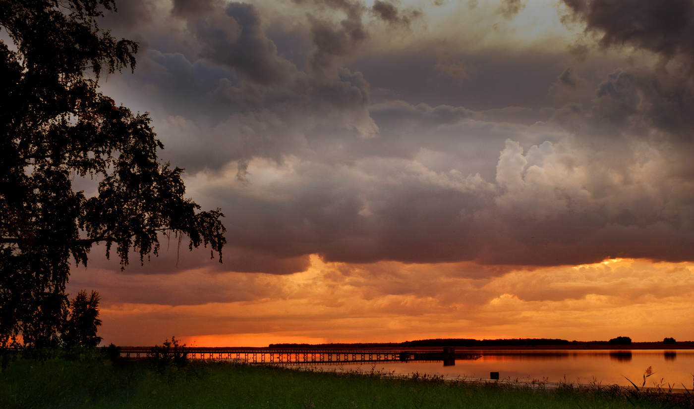 Закат на озере