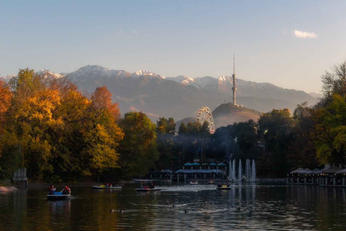 Осенний вечер в парке на озере...