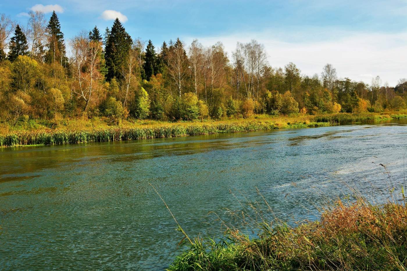 "От дуновенья ветерка, теряет зеркало река..."