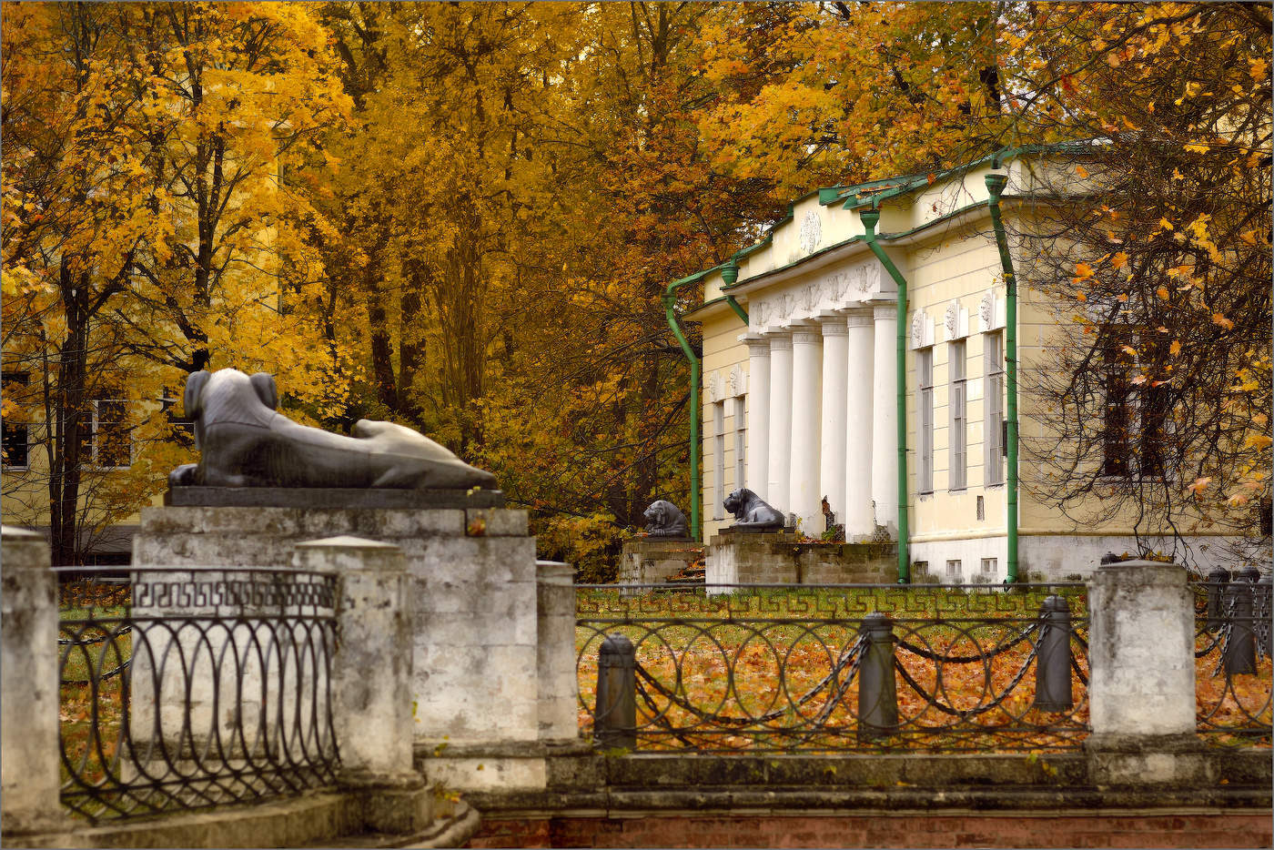 Усадьба со львами в Кузьминках осенним вечером...