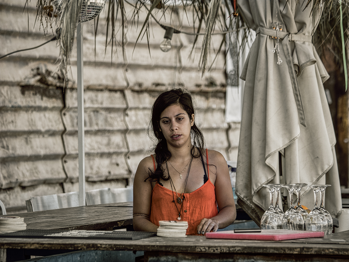 Уставшая официантка