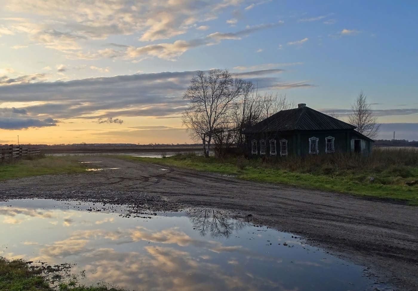 Брошенный дом у реки...