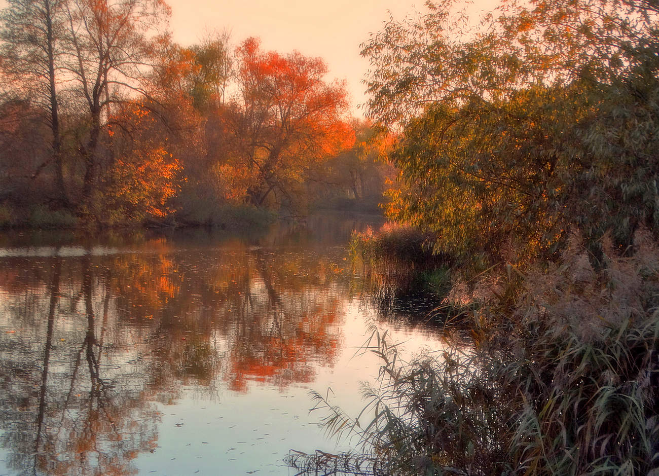 В туманной дымке осенний вечер