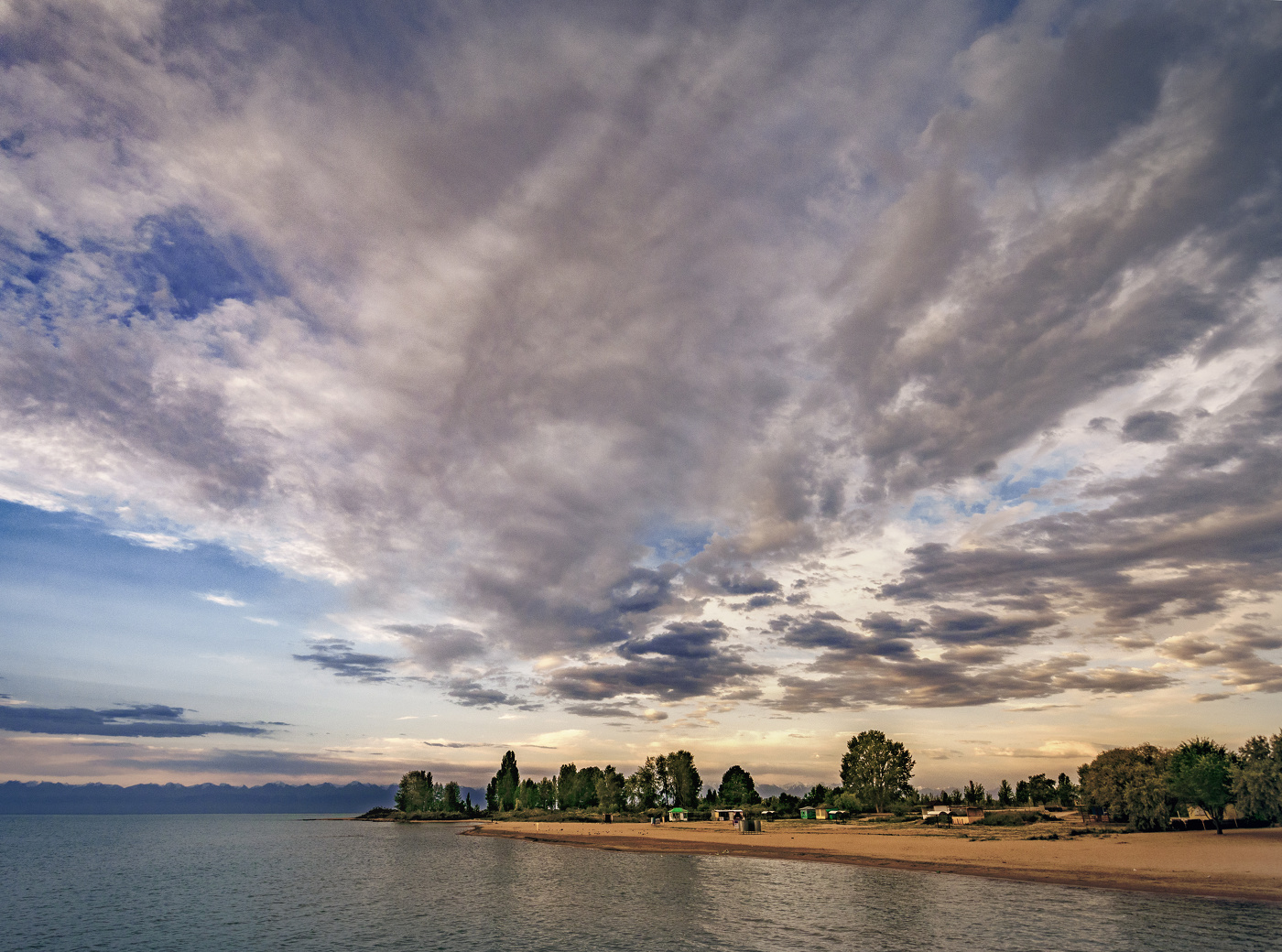 Пейзаж с небом и озером