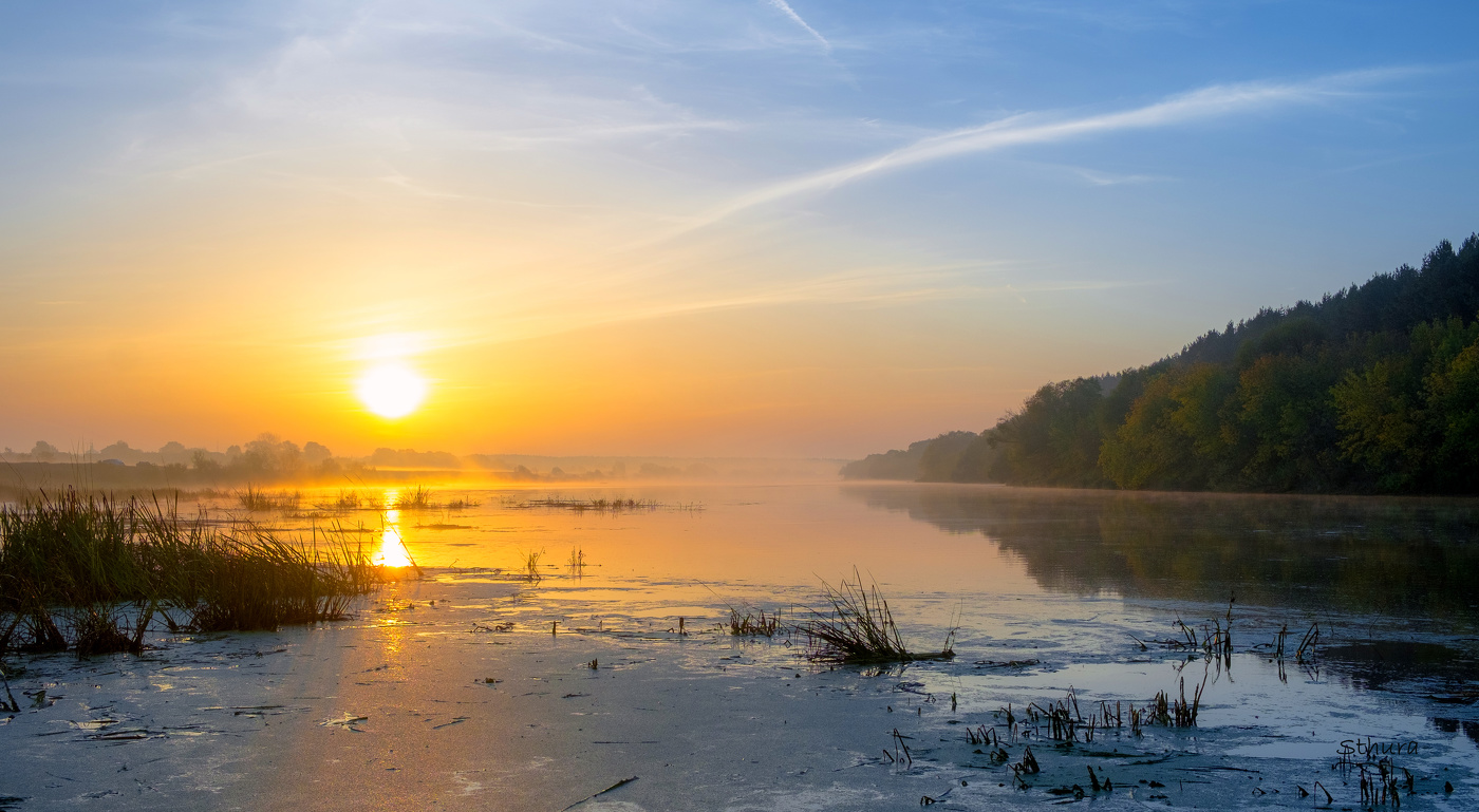 Лёгкие облака на рассвете.