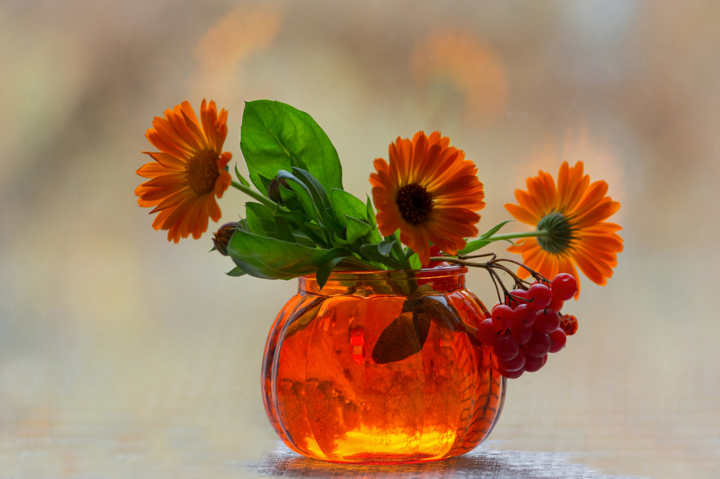 На стекле рисует осень...