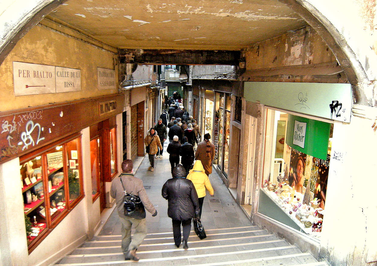 По пешеходному переходу в Венеции