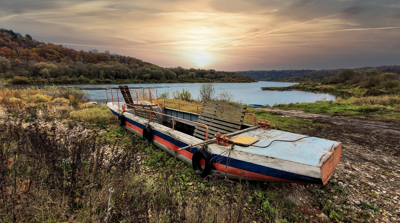 А где-то,волны рассекая,мчатся корабли...