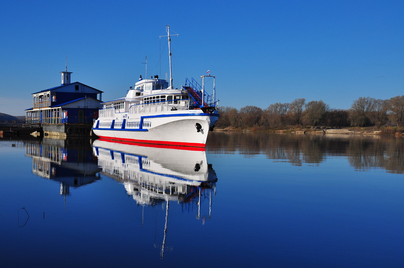 **Октябрь на реке.*