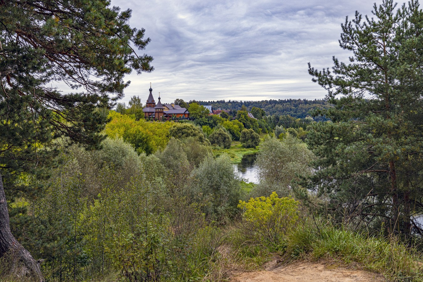 НАД МОСКВОЙ-РЕКОЙ...