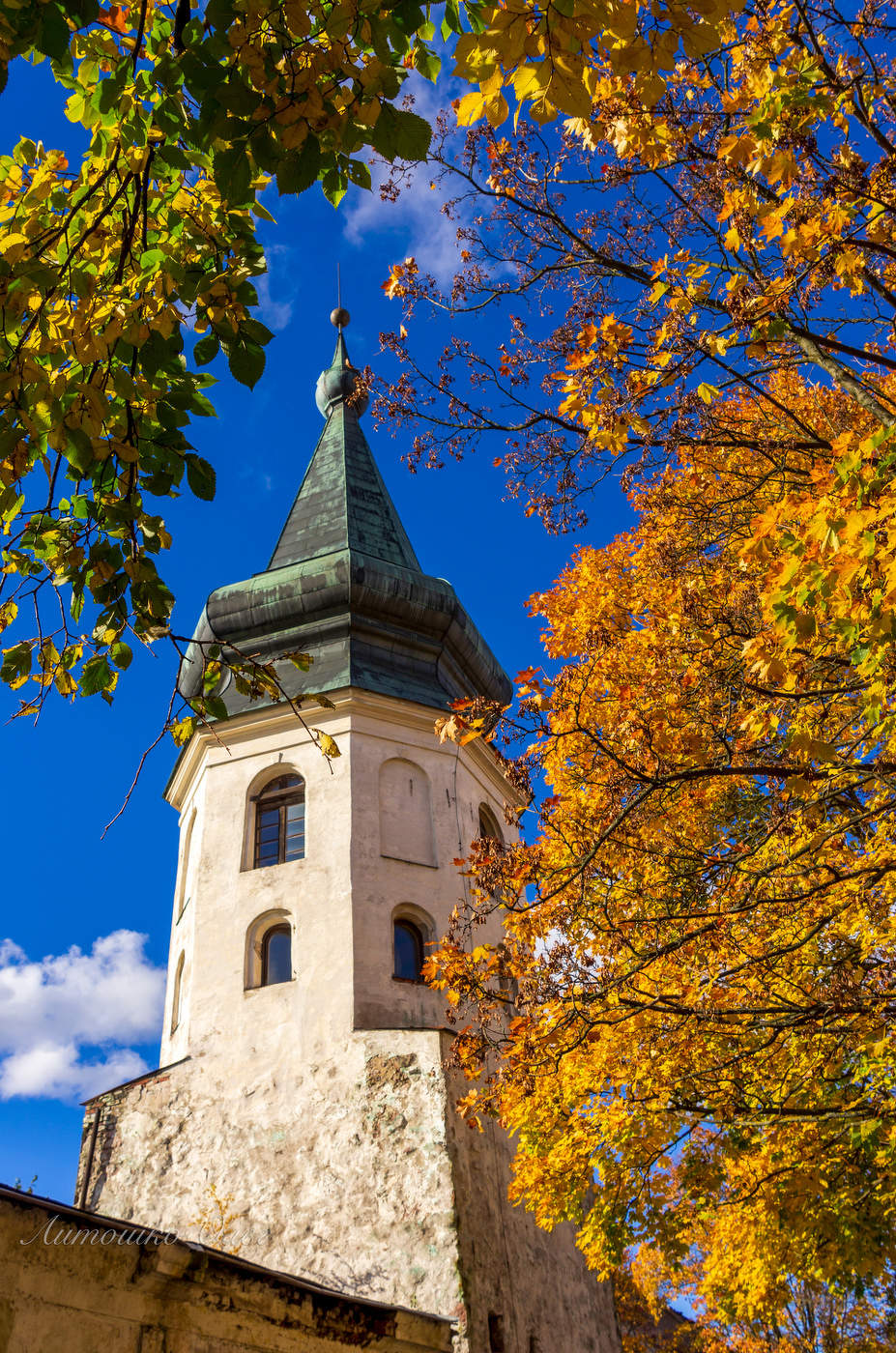 Город Выборг осенью.