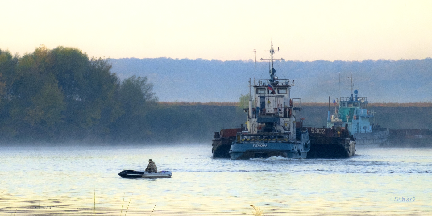 Друг за другом.