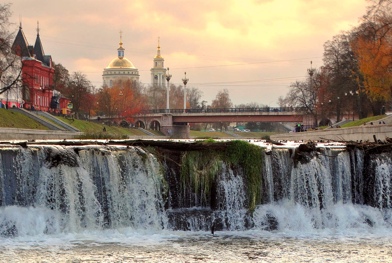 Осень, водопад и собор Михаила Архангела