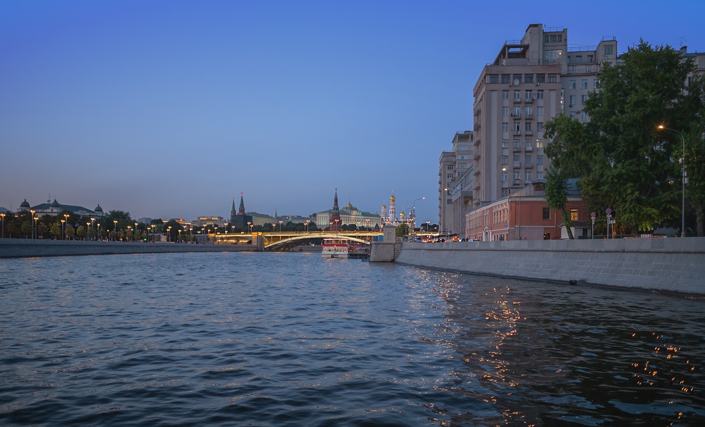 Возле Дома на набережной