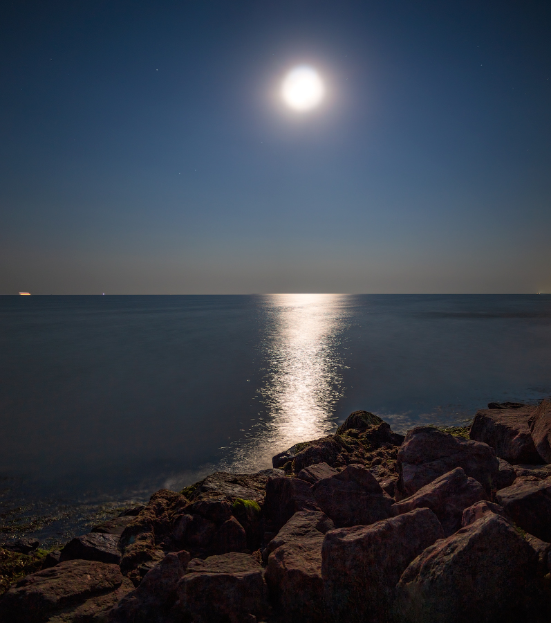 Ночь возле камней на море