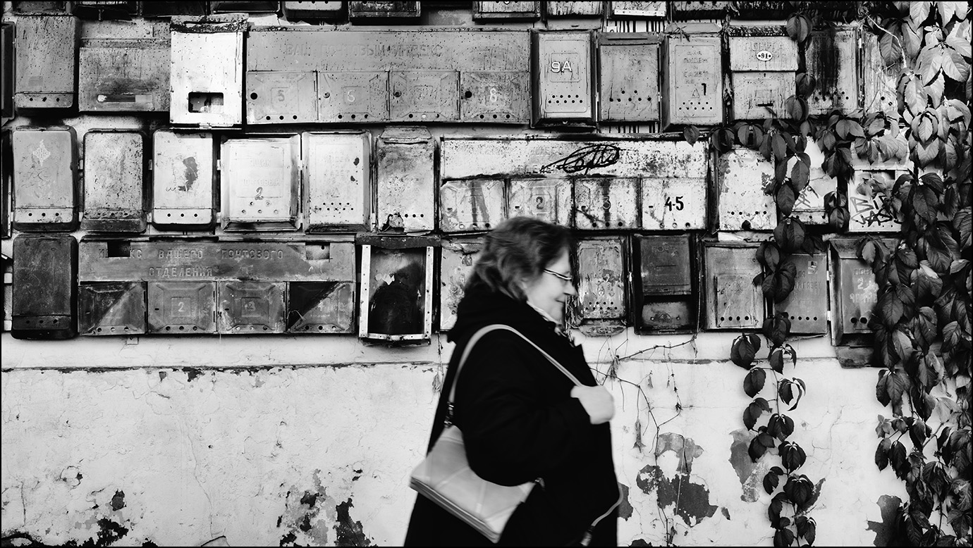 ну кто же с сумкой стучится в дверь?