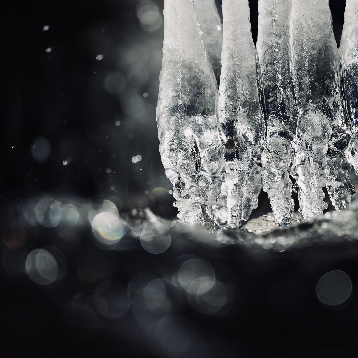 Сосульки над горной рекой