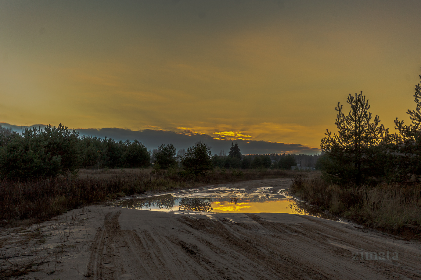 Закатная лужа
