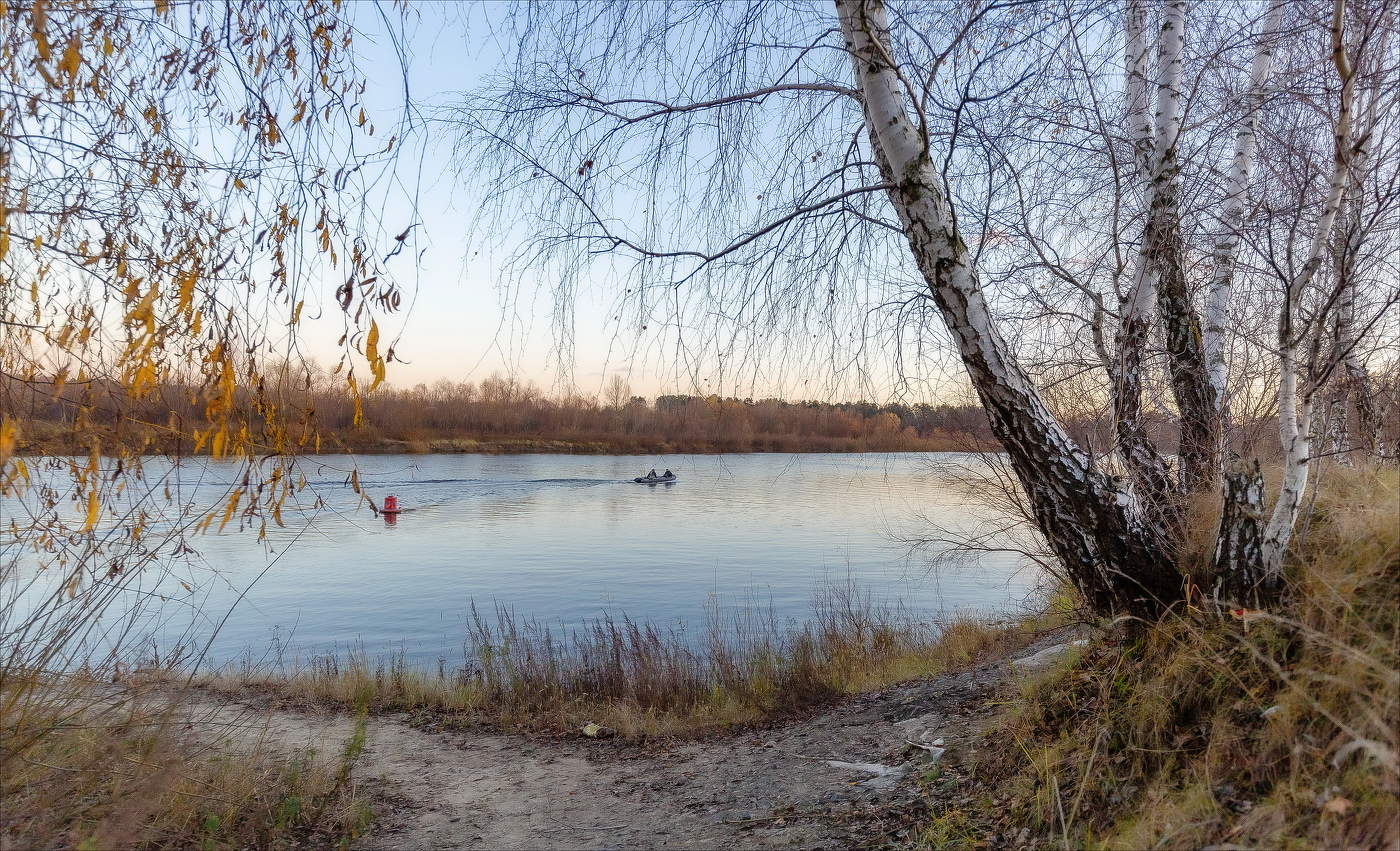 ВДОЛЬ ОСЕННЕЙ РЕКИ