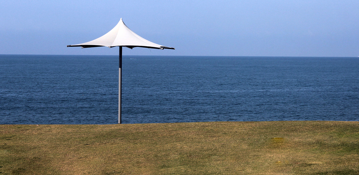 Одинокий зонт