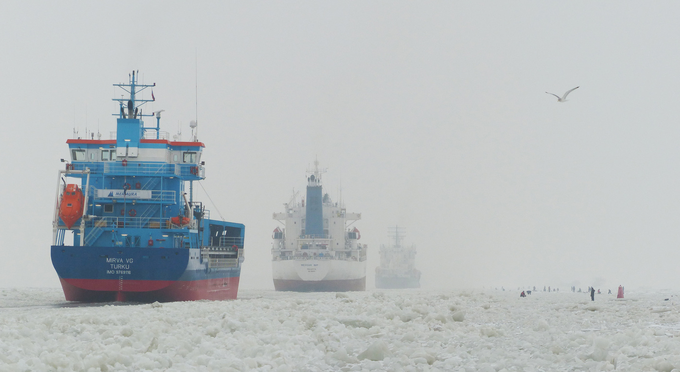 Уходит флот в туман ...