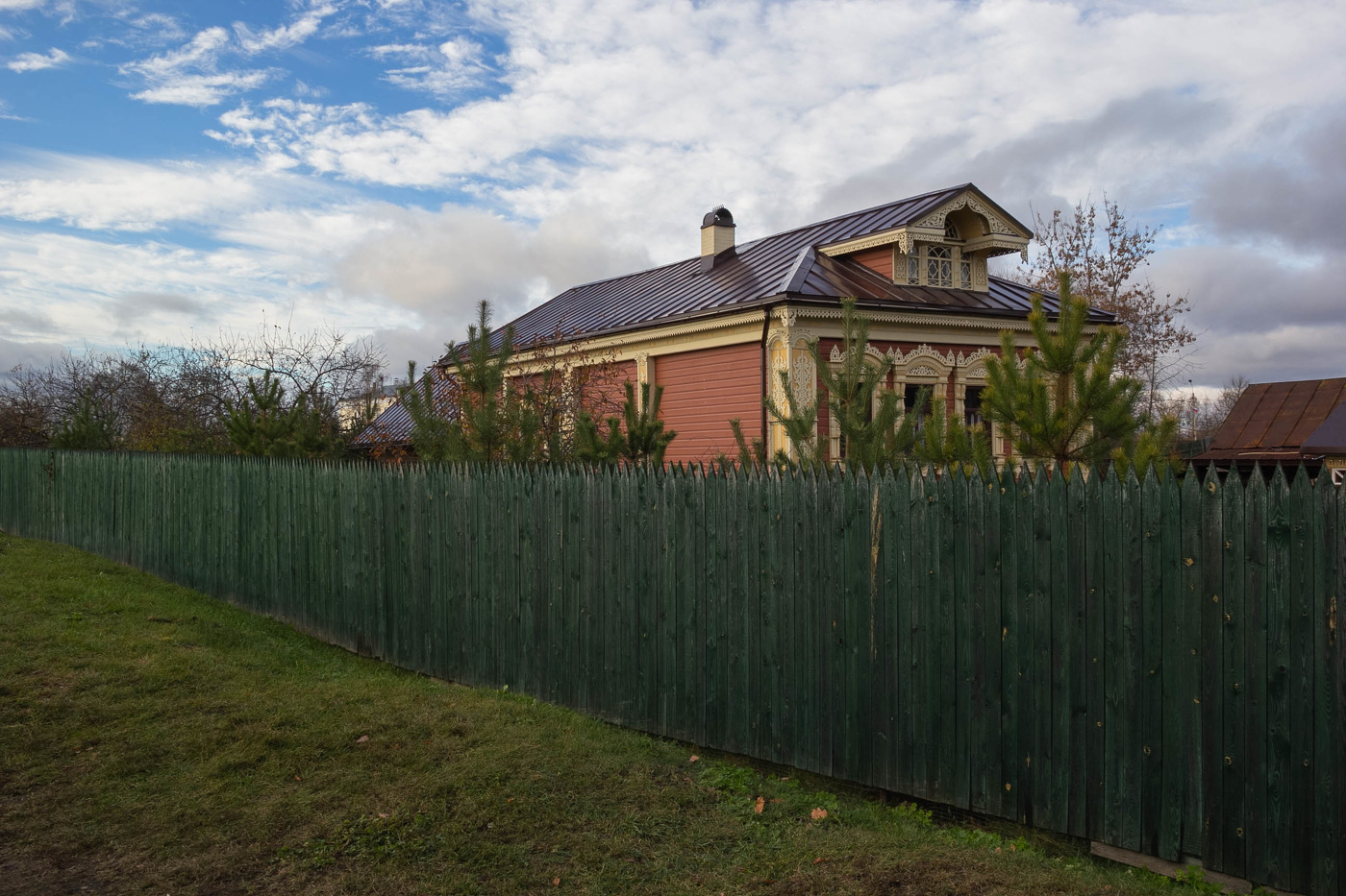 Домик с наличниками