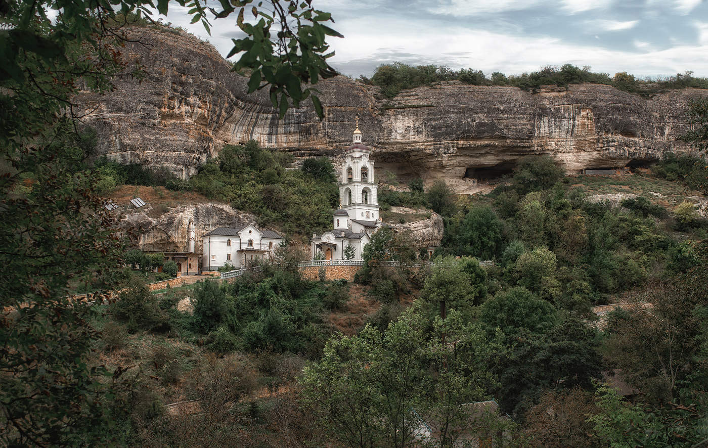 Монастырь в скале.