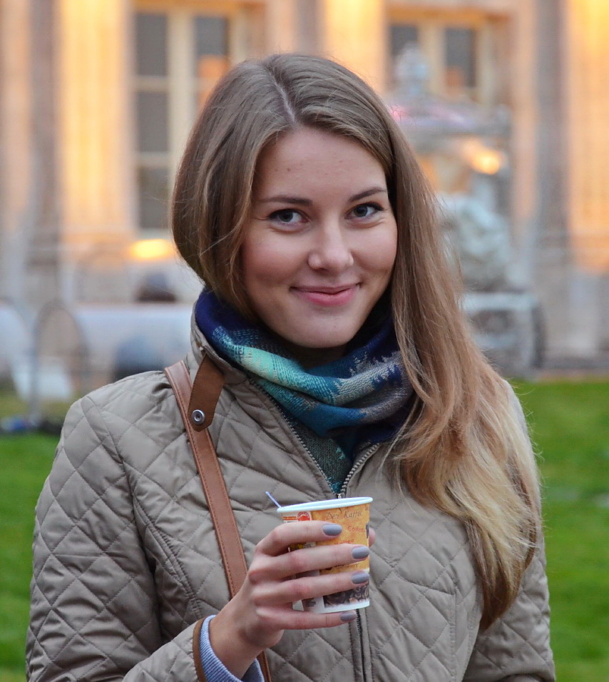 Девушка с кофе