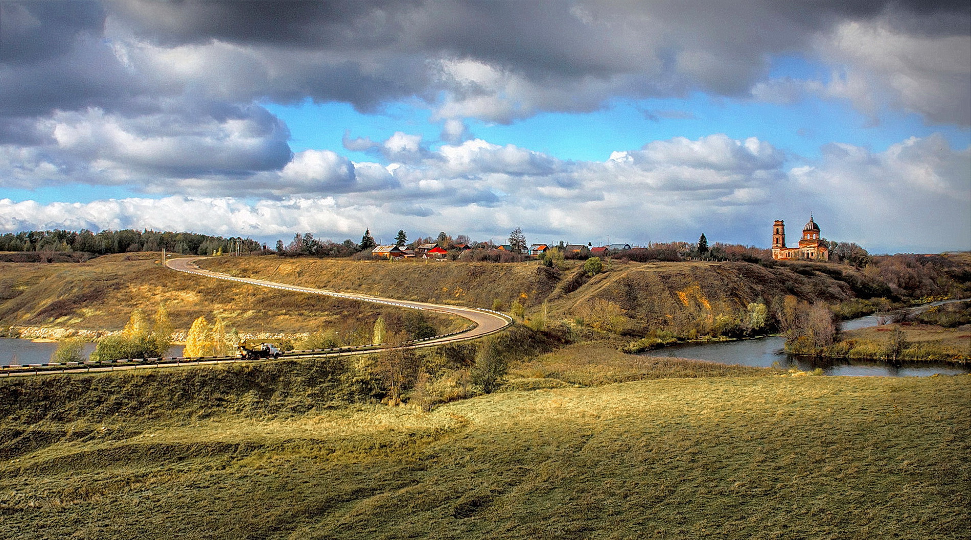 Речная дамба.