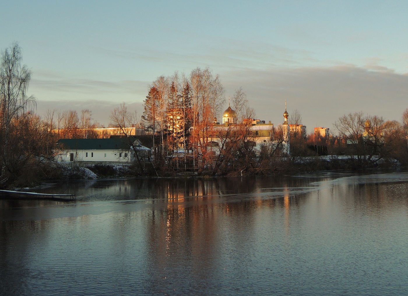 позолотило