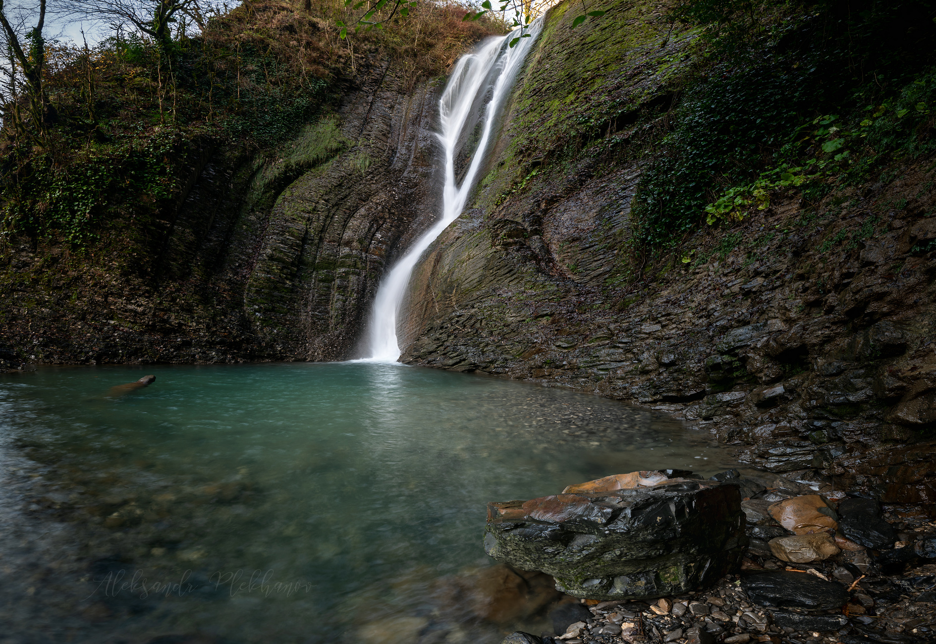 Под стеной у водопада