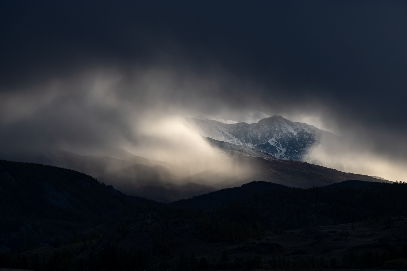 В горах снеговая туча