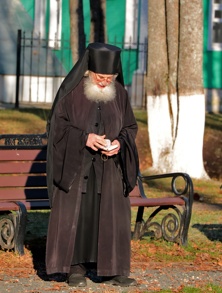 Служитель монастыря