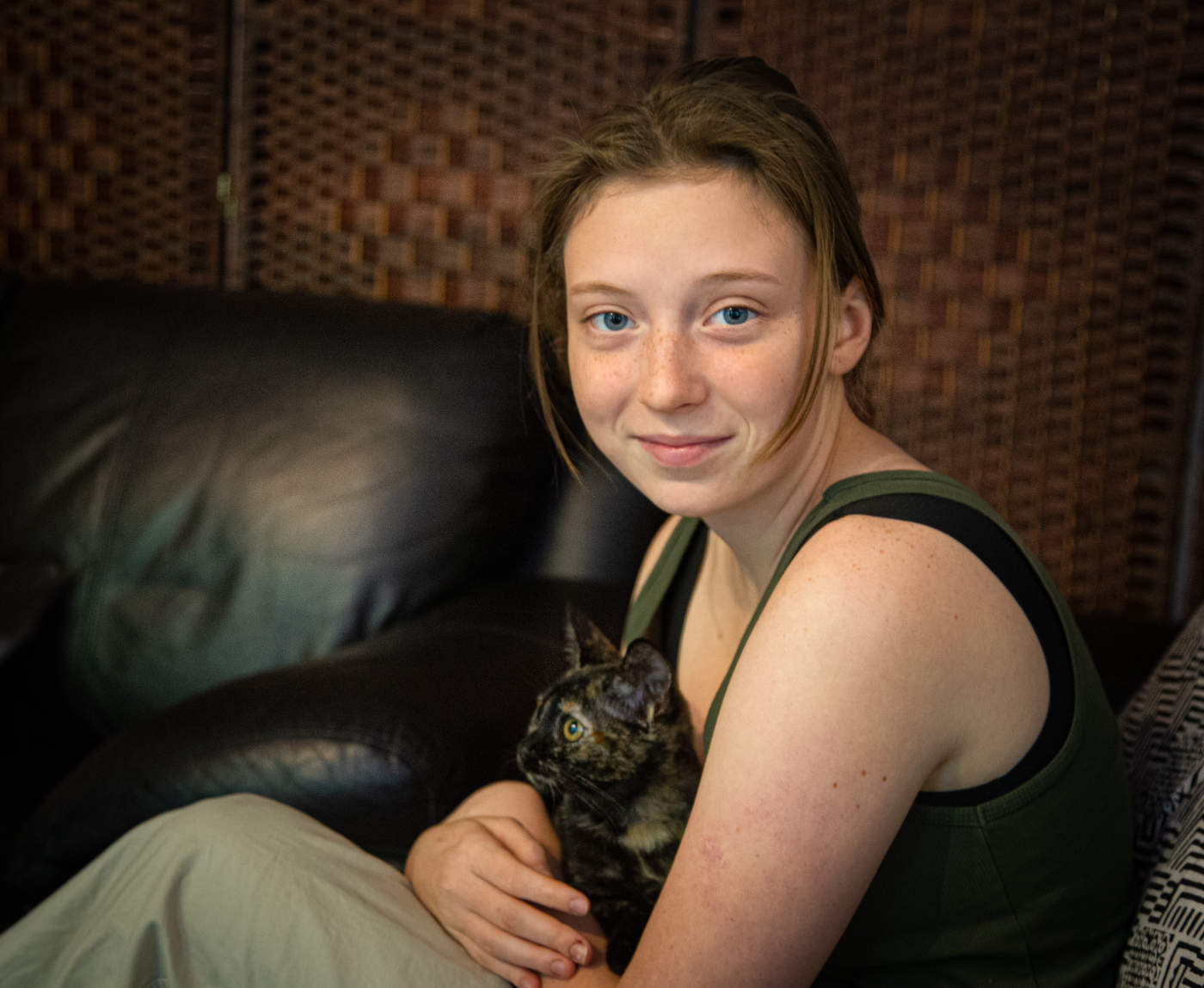 Девушка с кошкой