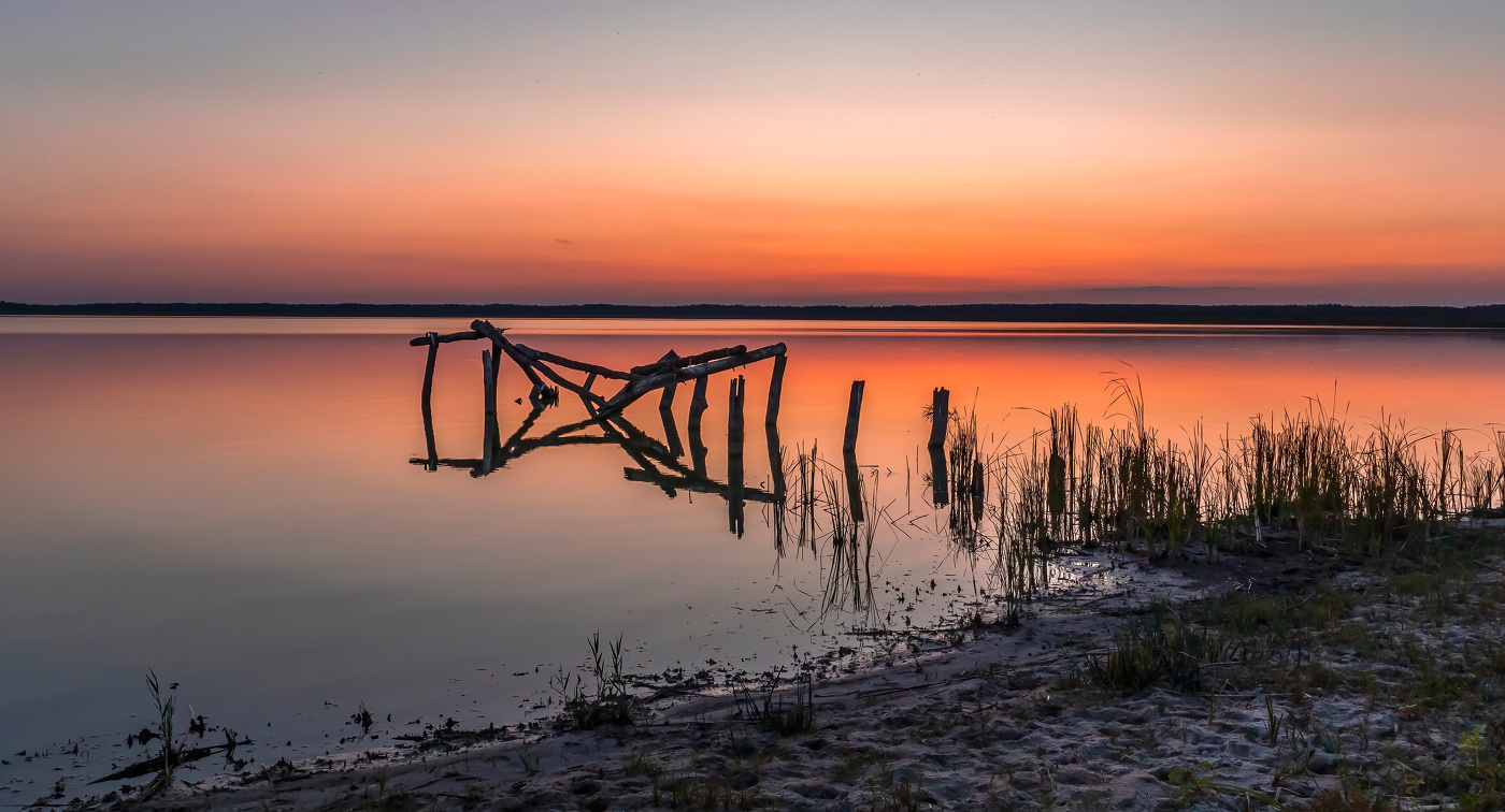 Вечер тихий, старый причал.