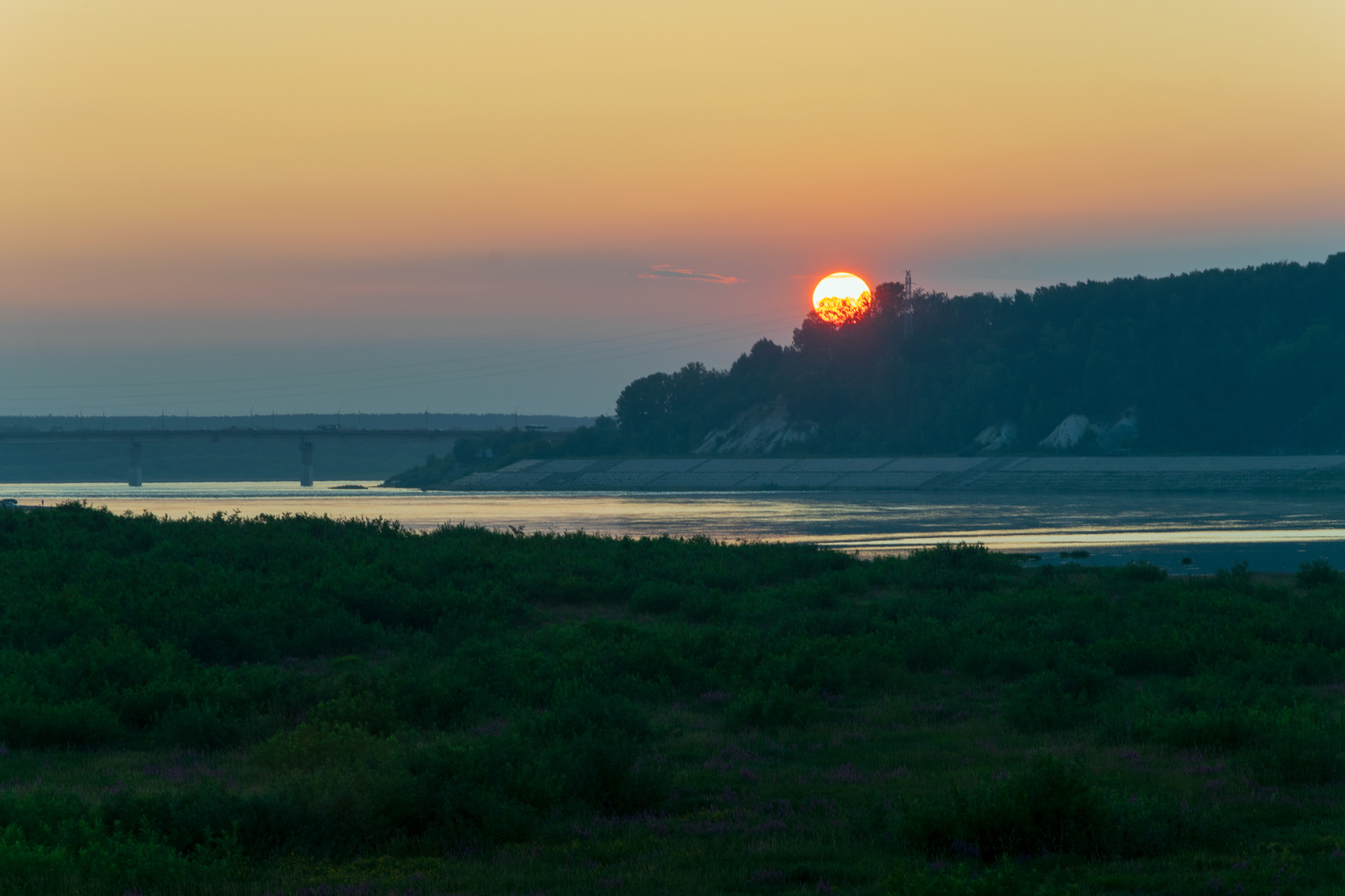 Закат над рекой