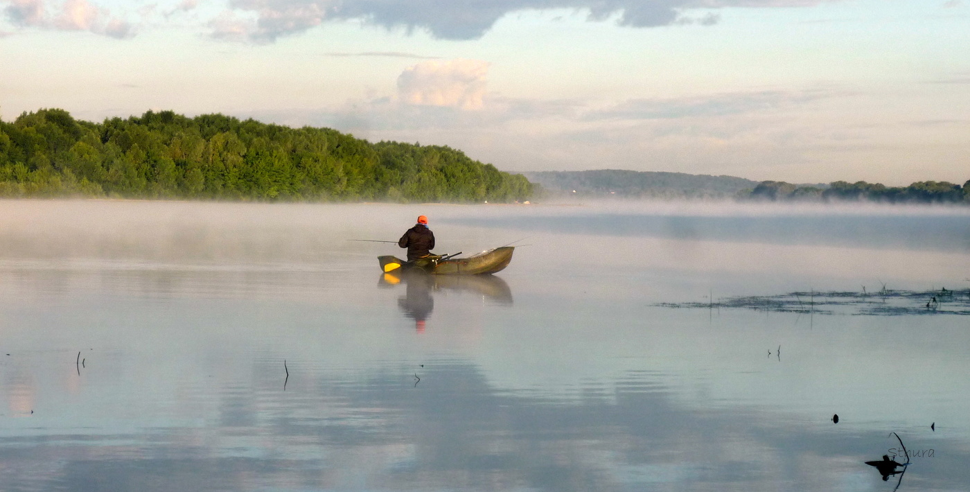 Рыбак на лодке.