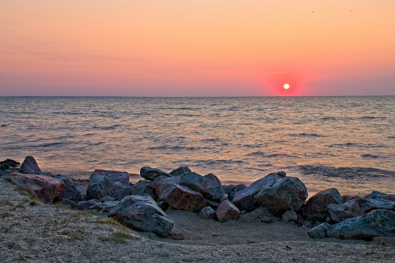 Рассвет возле камней