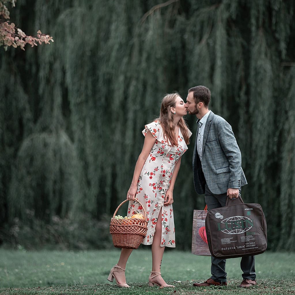 Вот поляна, там родник, Здесь и будет наш пикник!