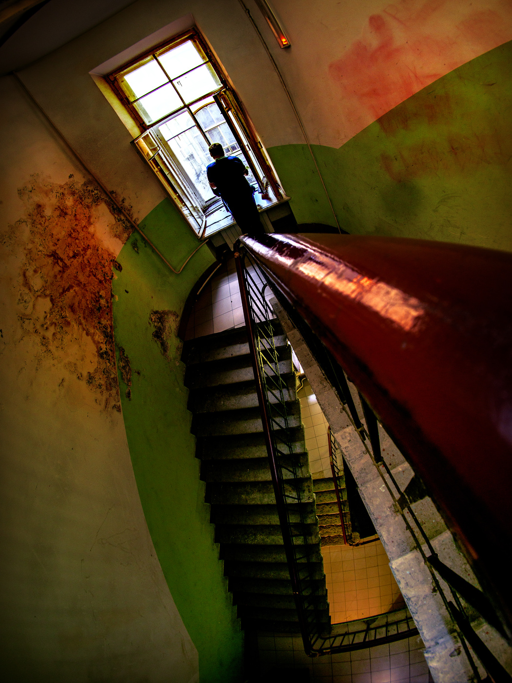 Лестничный пролёт с человеком у окна