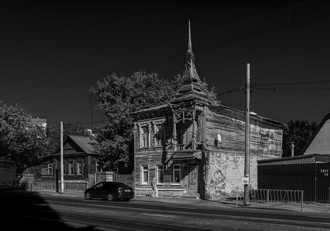 Дом с "рогаликом"