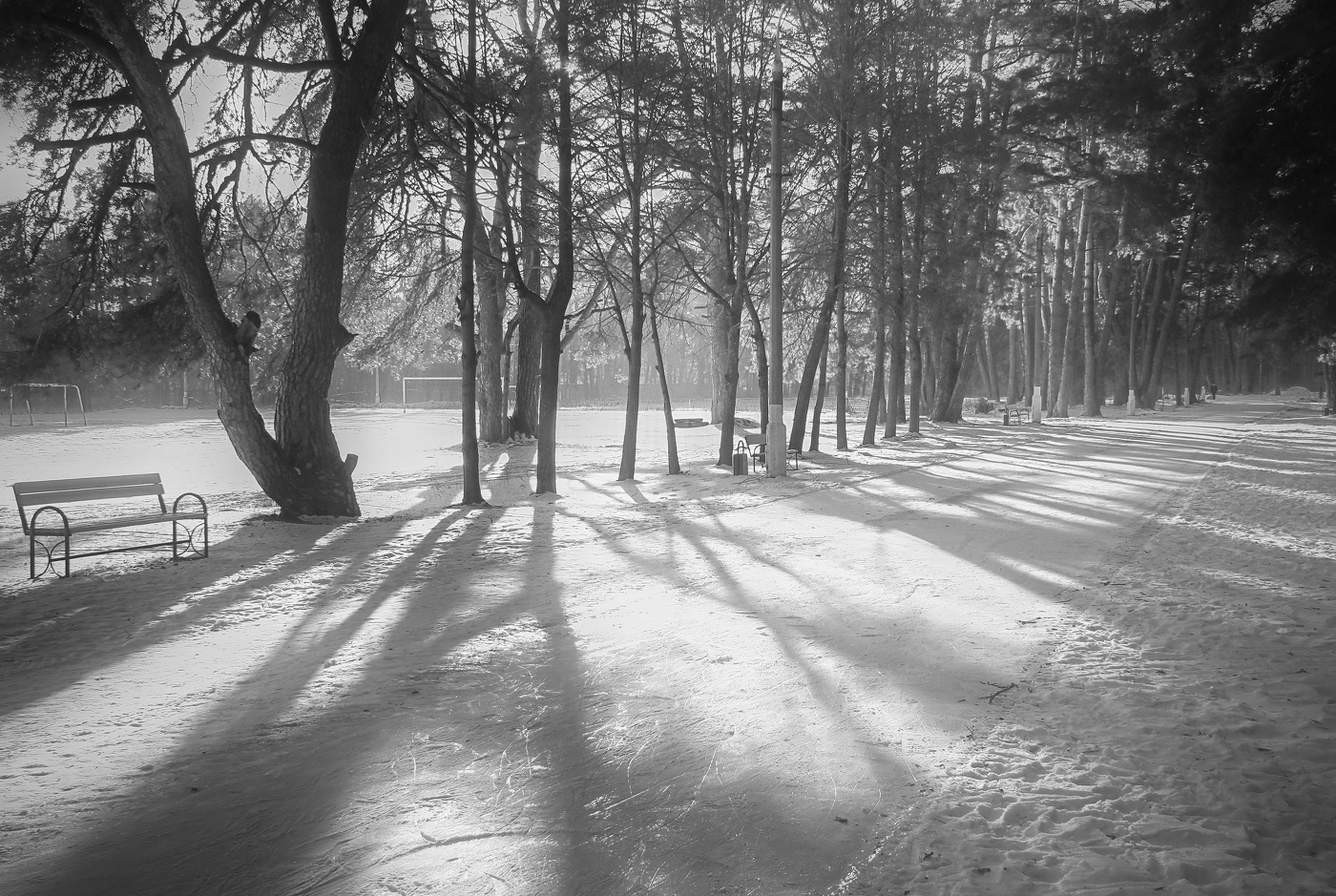 С солнцем в прятки.)