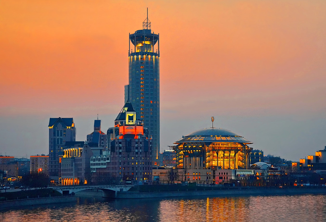 Комплекс Красные холмы на Космодамианской набережной (Московские набережные)