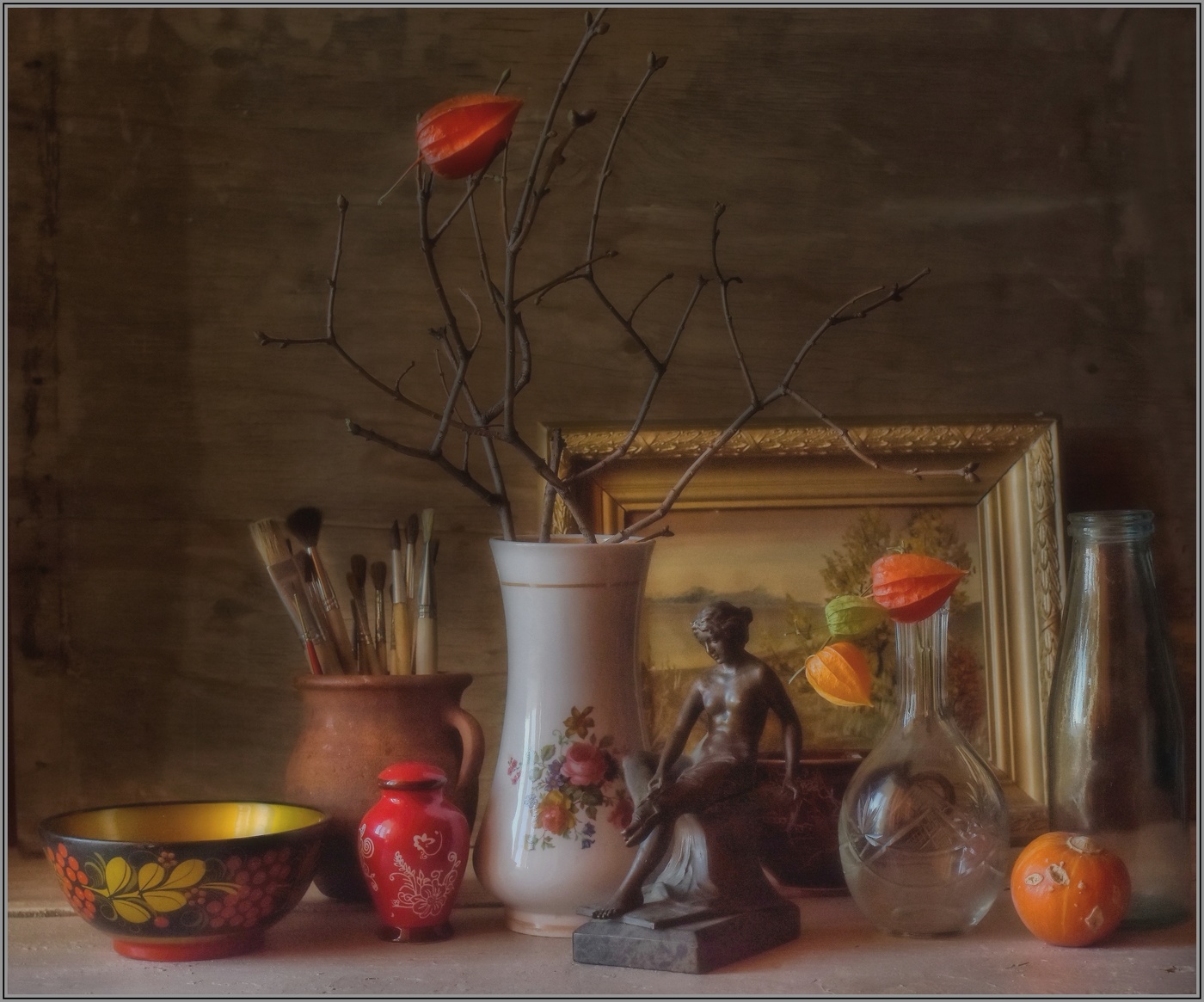 ...... Этюд с картиной и статуэткой ....