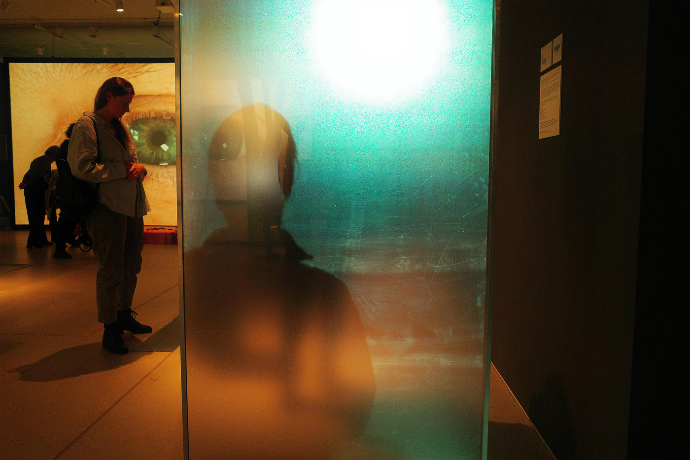 подглядывать в чужие окна