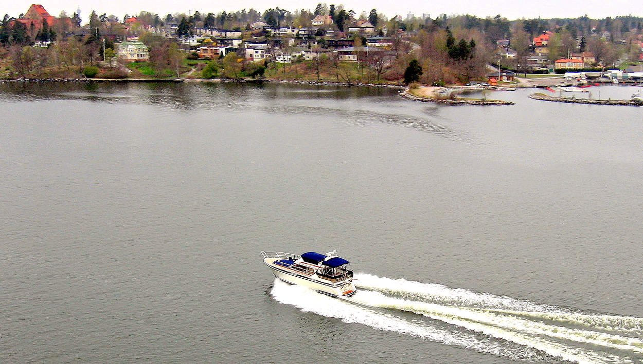 К берегу на катере